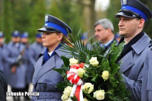 policjanci z wiązanką kwiatów