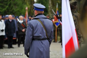 policjant przy pomniku