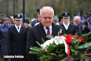 Wojewoda Lubuski składa kwiaty pod pomnikiem