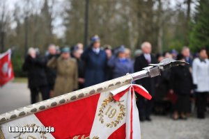 Służby oddają honor pod pomnikiem