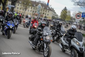 motocykle wyjeżdżają z placu