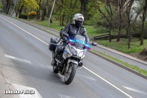 policjant na motocyklu