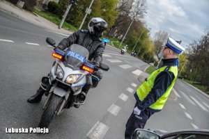 policjanci rozmawiają ze sobą