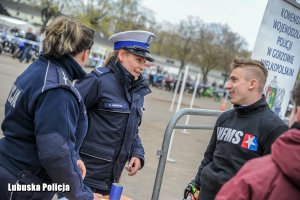 policjantki i uczestnicy konkursu