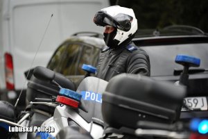 policjant przy motocyklu