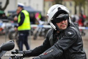 Motocyklista w czarnych okularach