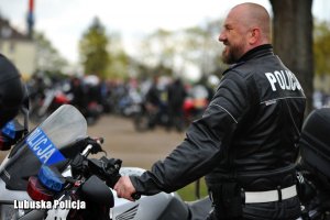 Policjant przy motocyklu