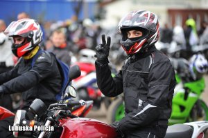 Motocyklista przed rozpoczęciem parady