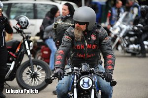 Jadący uczestnik parady motocyklistów