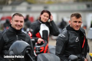 Motocykliści i motocyklistka