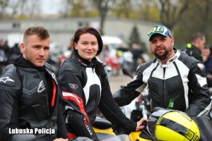 Dwóch motocyklistów i motocyklistka przed paradą