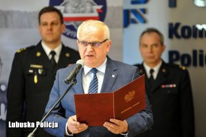 Wojewoda Lubuski odczytuje list do funkcjonariuszy.