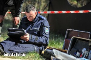 Policjant przeprowadza oględziny - jedna z konkurencji konkursowej