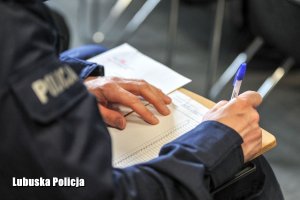 policjant rozwiązuje test