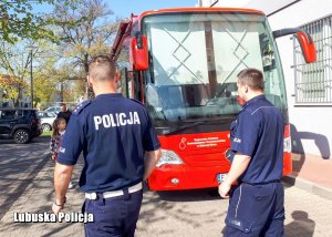 Policjanci idą do krwiobusa oddać krew