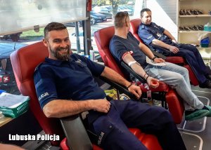 Policjanci uśmiechnięci w krwiobusie przygotowani do oddania krwi