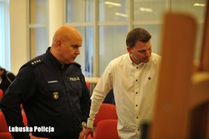 Policjant ogląda wystawę