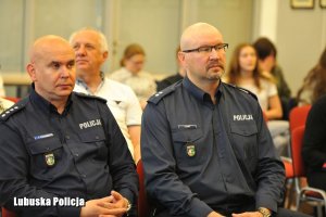 Policjanci wysłuchują lekcji historii poświęconej pamięci policjanta Bronisława Marchlewicza