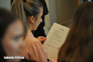 Uczestnicy lekcji historii poświęconej pamięci policjanta Bronisława Marchlewicza
