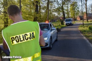 policjant prowadzi czynności na miejscu zdarzenia