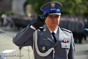 inspektor Krzysztof Sidorowicz oddaje honor