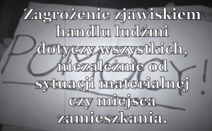 Stopklatka policyjnego klipu prewencyjnego - kartka z napisem POMOCY.