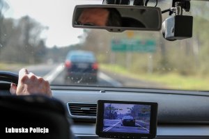 Wnętrze policyjnego radiowozu z videorejestratorem.