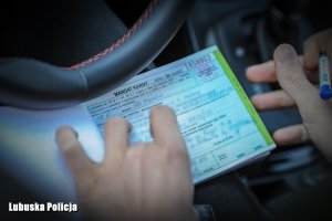 Policjant podczas wypisywania mandatu karnego.