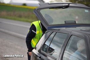 Policjant kontroluje pojazd.