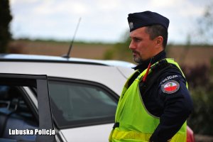 Policjant podczas działań na drodze.