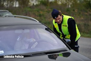 Policjant dokonuje kontroli drogowej.