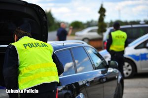 Policjanci podczas kontroli drogowej.