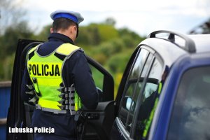 Policjant dokonuje kontroli drogowej.