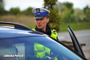 Policjant dokonuje kontroli drogowej.