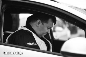 Policjant dokonuje kontroli drogowej.