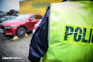 Policjant na tle odzyskanego auta- mazdy