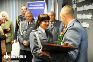 Policjantka wręcza szable inspektorowi Policji