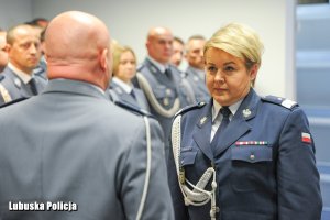 Nadinspektor Helena Michalak przyjmuje meldunek.