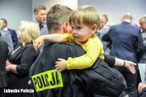 Policjant z dzieckiem.