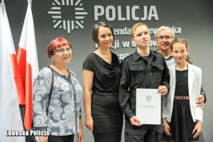 Policjantka z rodziną.