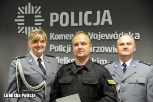 Pamiątkowe zdjęcie nowo przyjętego policjanta.