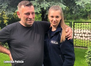 Emerytowany policjant z córką policjantką obejmują się