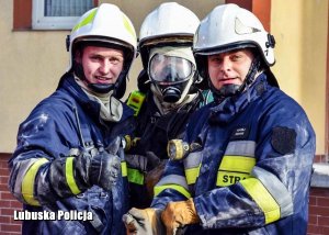 st. sierż. Maciej Nowak (pierwszy z prawej) wraz ze strażakami OSP