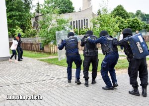 Policjanci szturmują napastnika, który trzyma zakładniczkę