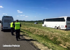 Policjanci na miejscu zdarzenia drogowego.