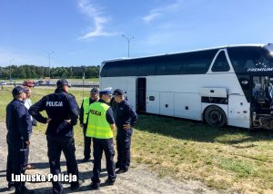 Policjanci na miejscu zdarzenia drogowego.