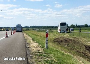 Miejscu zdarzenia drogowego z udziałem autokaru.