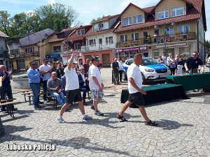 policyjni żeglarze wychodzą na podium