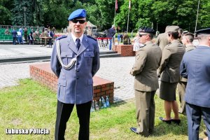 policjant na uroczystości wręczenia odznaczeń