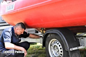 Policjant przygotowuje motorówkę do służby.